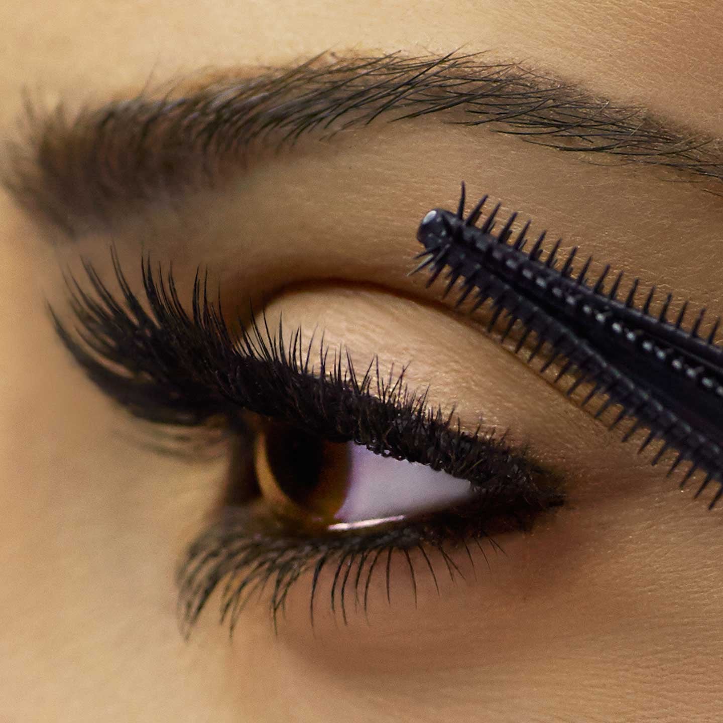 maybelline-mascara-lashsensational-luscious-tutorial-application-1x1