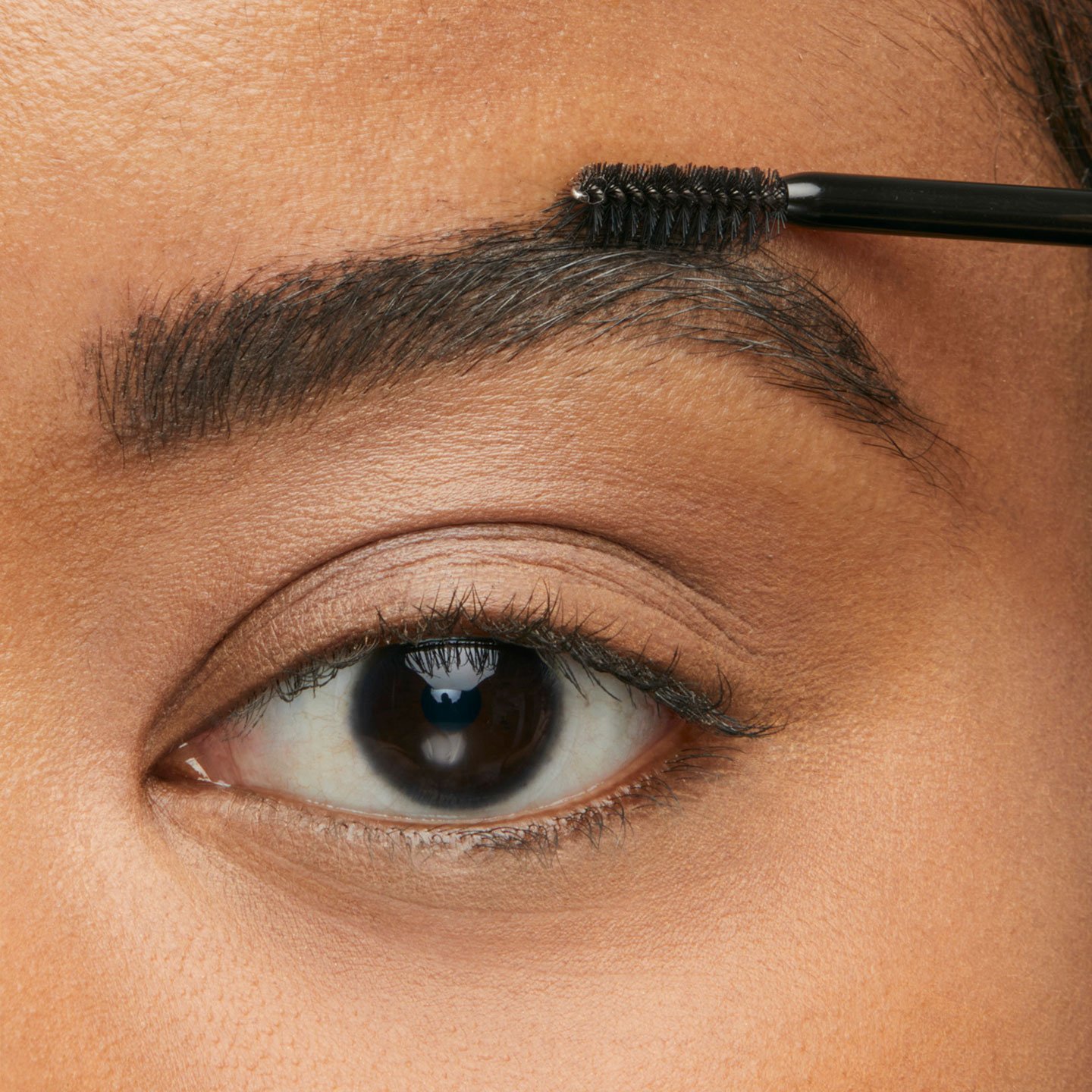396104029-maybelline-express-brow-fast-sculpt-macro-application-step-2-youma-1440x1440