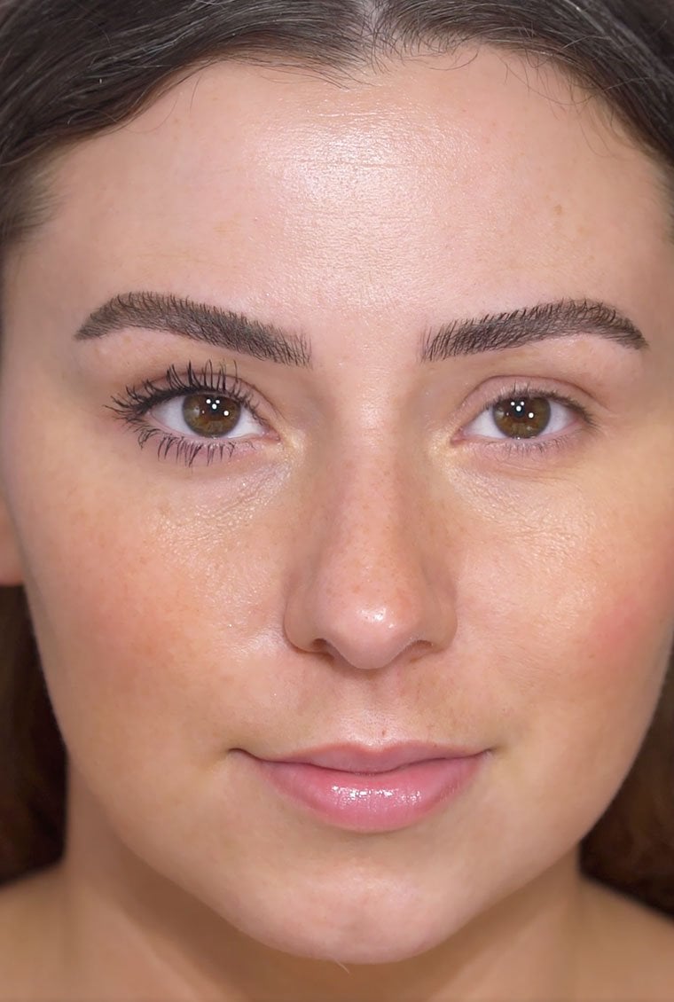 volum-express-36-hour-mascara-model