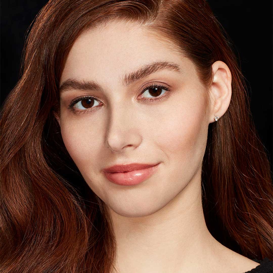 Model with oily skin after applying Lasting Fix Setting and Perfecting Loose Powder by Maybelline New York.