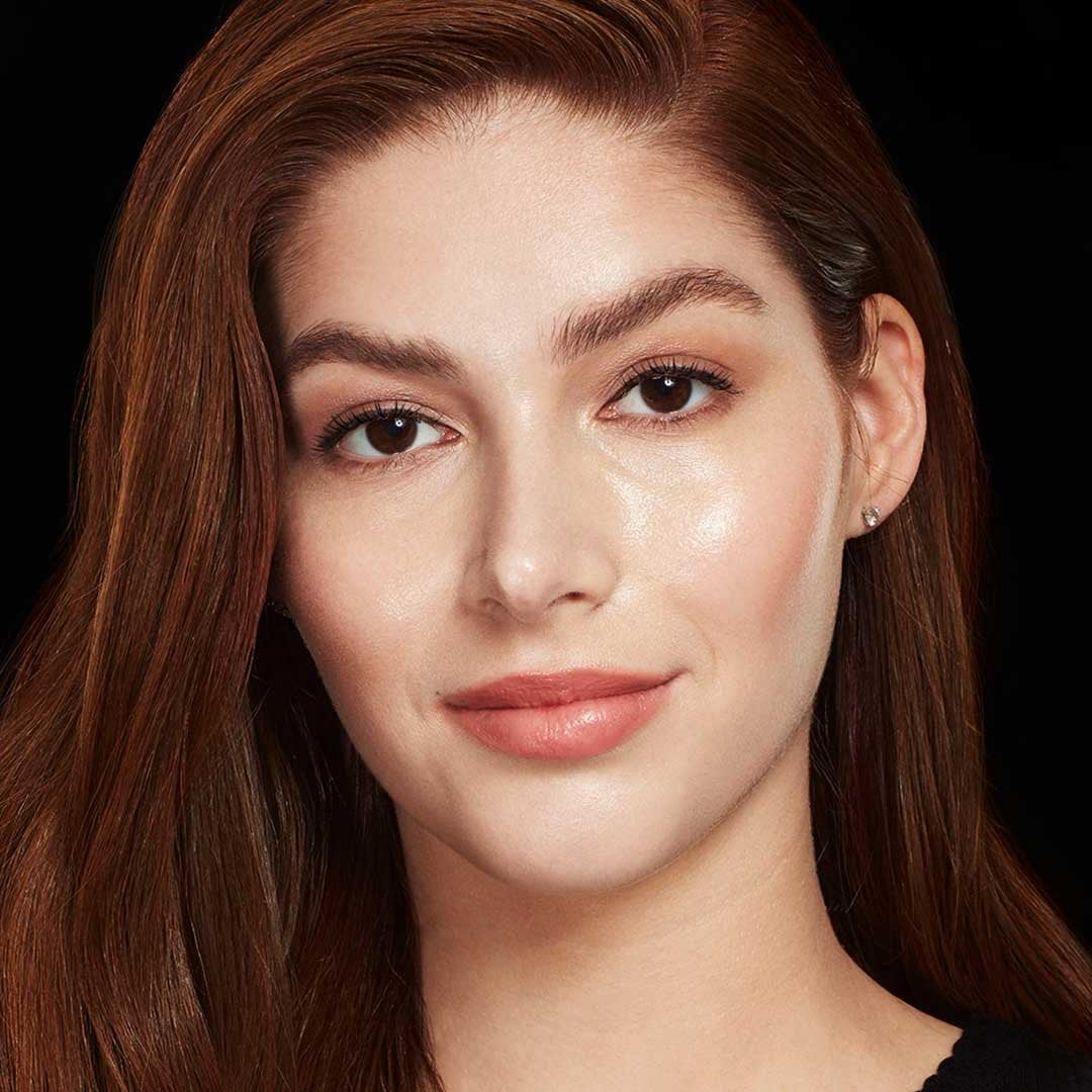Model with oily skin before applying Lasting Fix Setting and Perfecting Loose Powder by Maybelline New York.