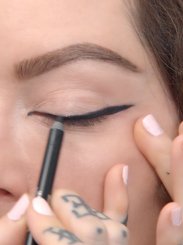 How to do Winged Eyeliner with Erin Parsons Maybelline