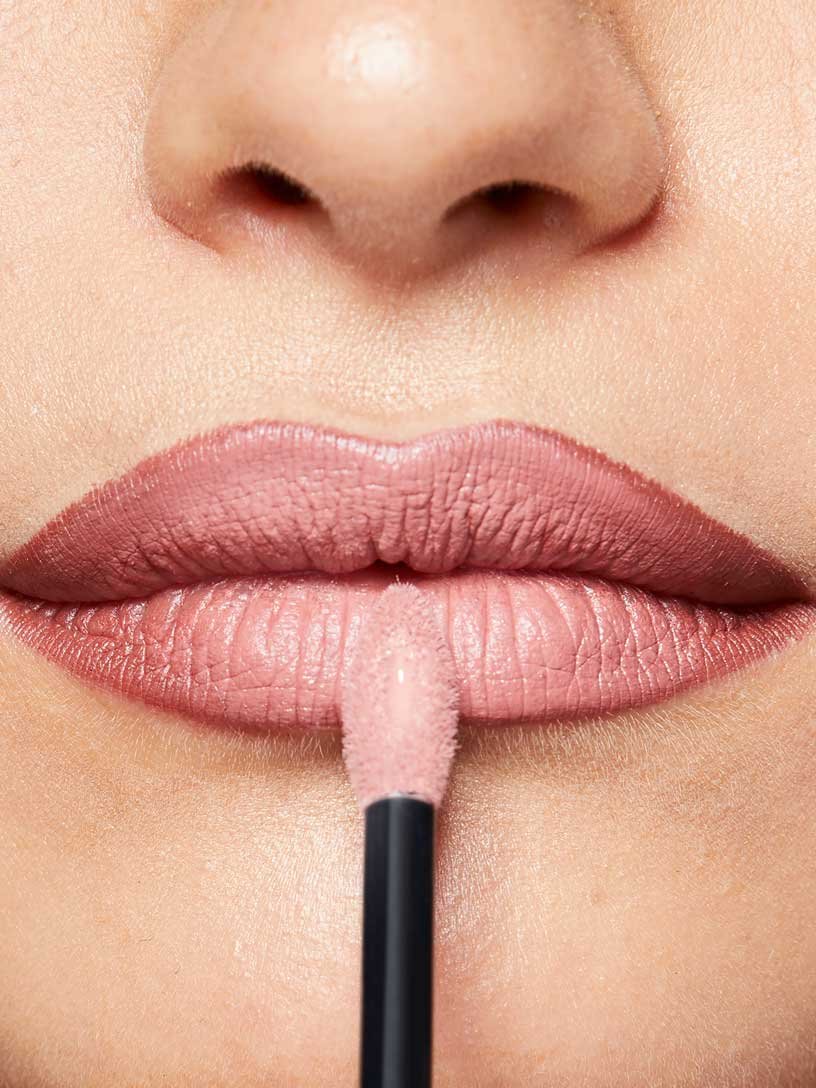 Lip contour outlet