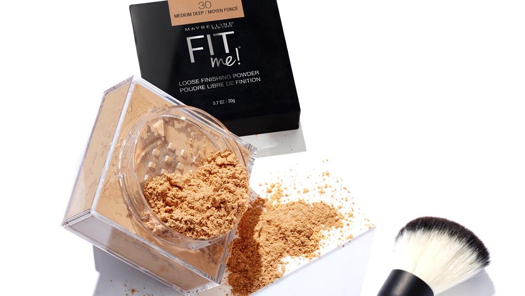 Product laydown shot of Maybellines mineral powder, Fit Me Loose Finishing Powder.