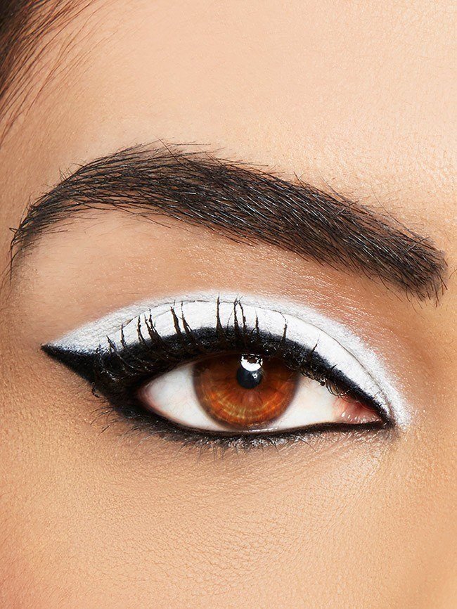 Black eyeliner. Айлайнер стрелки. Красивые стрелки макияж. Макияж с подводкой. Макияж с необычными стрелками.