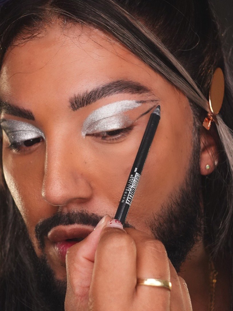 Glitter Strobing Takes Over As A Magnificent Holiday Makeup Look