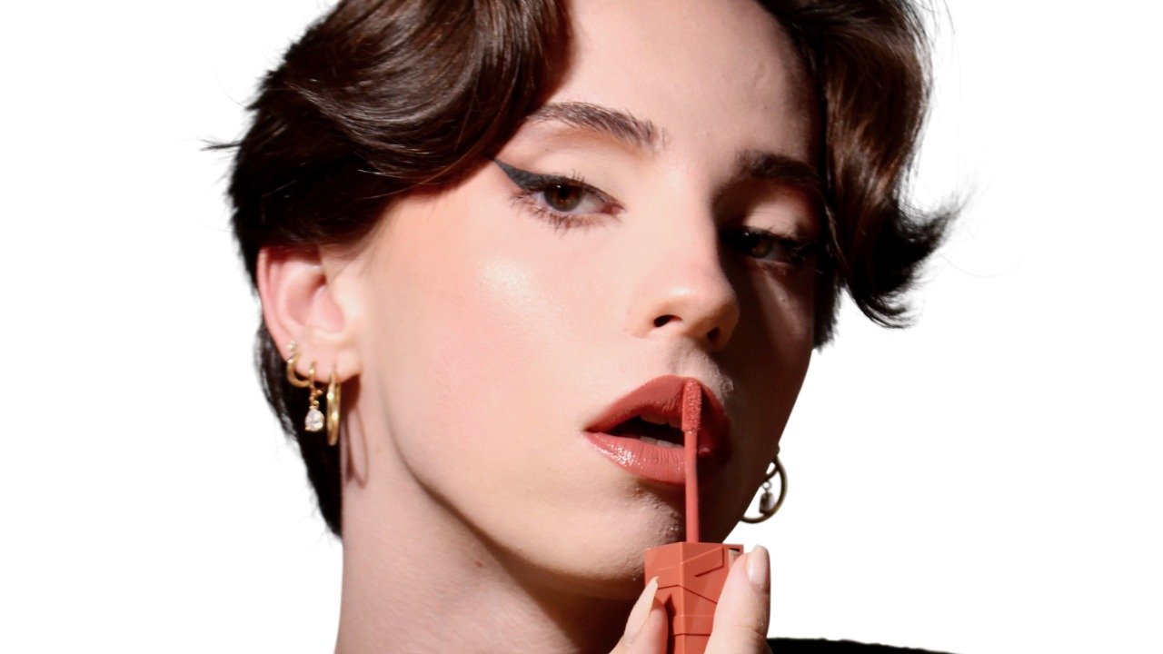 Red outlet lipstick look