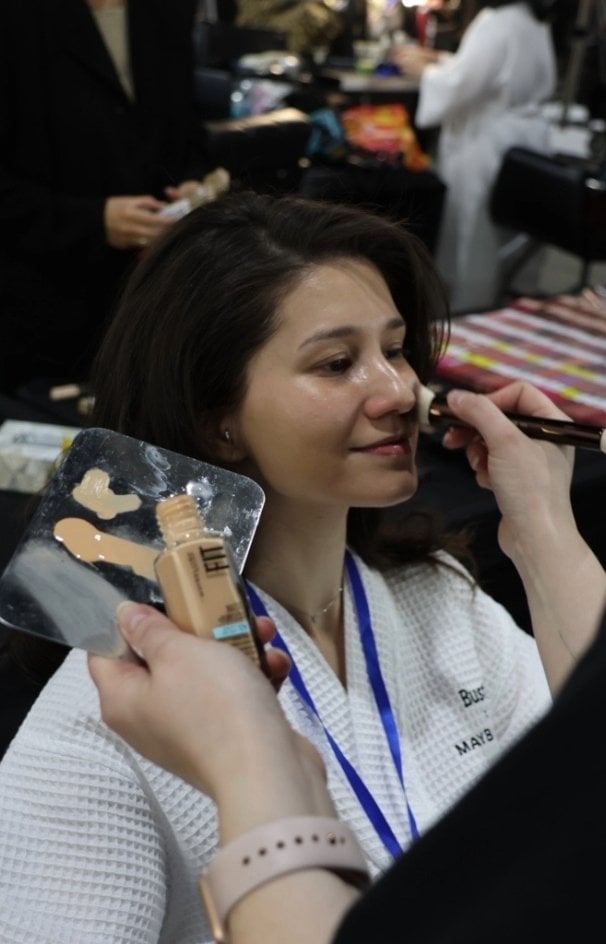 maybelline bustle behind the scenes foundation application